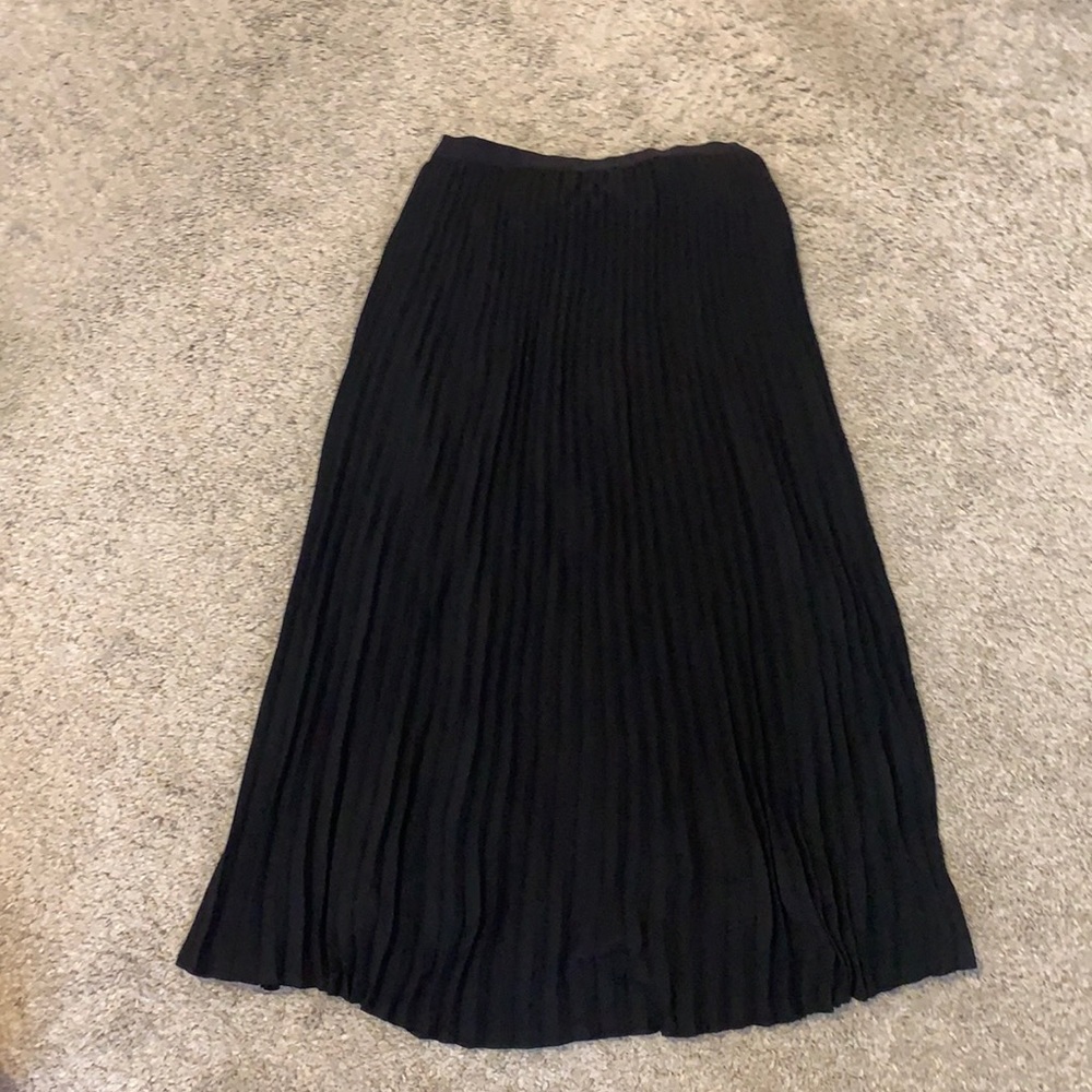 Aritzia black pleaded skirt